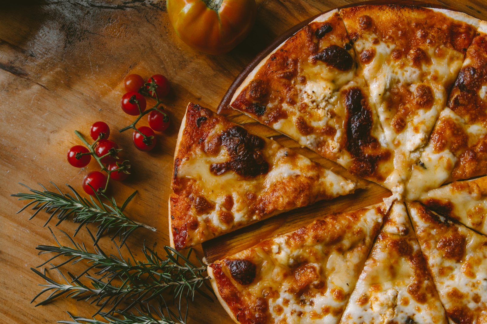 Frisch gebackene Pizza bei Luppo Pizzeria in Kronshagen